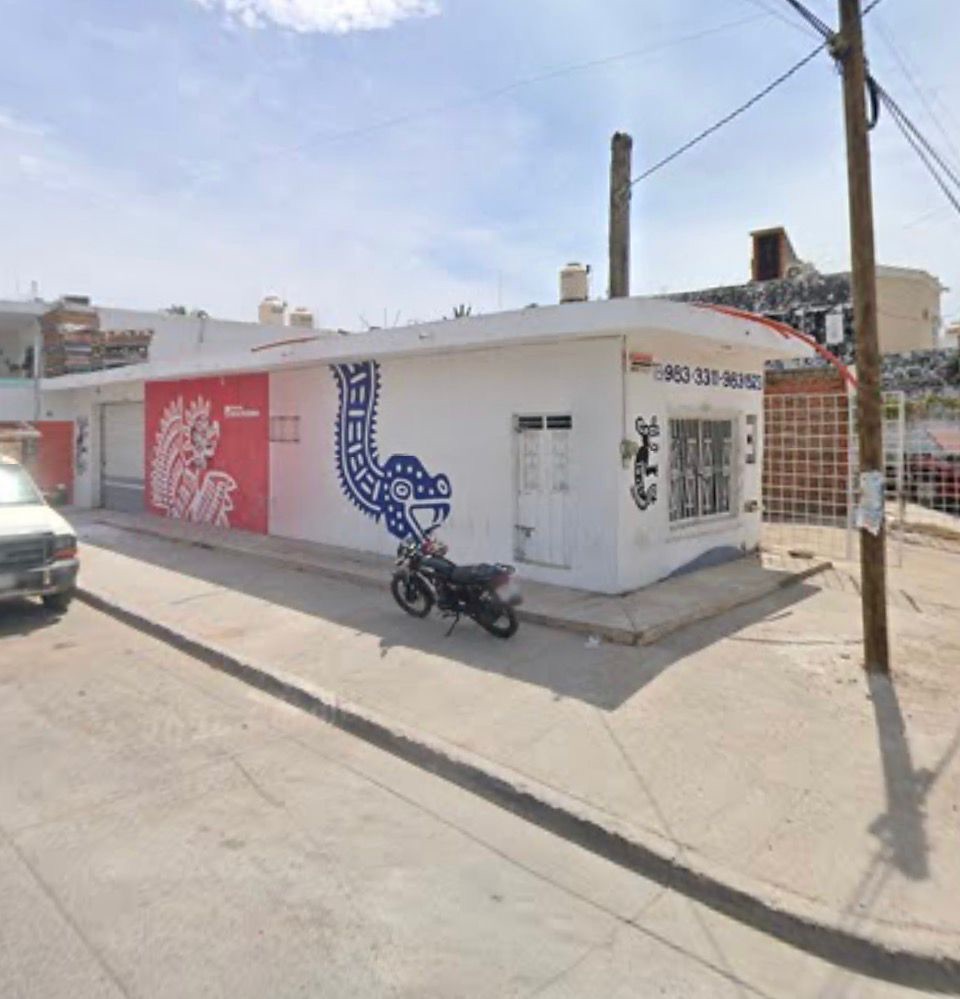 Fachada de Materiales Benítez en Mazatlán con sus murales